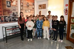 Zdjęcie: uczniowie podczas wizyty w Izbie Pamięci Rodziny Maklakiewiczów