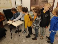 Zdjęcie: uczniowie podczas wizyty w Izbie Pamięci Rodziny Maklakiewiczów
