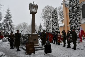 Zdjęcia: osoby uczestniczące w obchodach 160 rocznicy Powstania Styczniowego