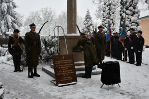 Zdjęcia: osoby uczestniczące w obchodach 160 rocznicy Powstania Styczniowego