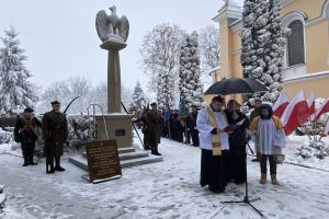 Zdjęcia: osoby uczestniczące w obchodach 160 rocznicy Powstania Styczniowego