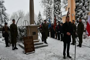 Zdjęcia: osoby uczestniczące w obchodach 160 rocznicy Powstania Styczniowego