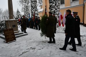 Zdjęcia: osoby uczestniczące w obchodach 160 rocznicy Powstania Styczniowego