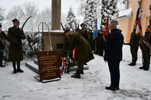 Zdjęcia: osoby uczestniczące w obchodach 160 rocznicy Powstania Styczniowego