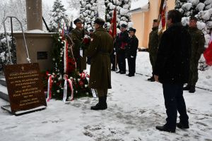 Zdjęcia: osoby uczestniczące w obchodach 160 rocznicy Powstania Styczniowego