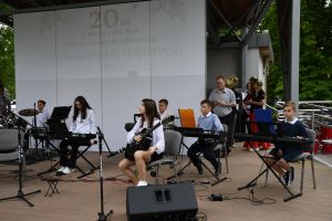 Zdjęcie: uczestnicy zajęć umuzykalniających występujący podczas Festiwalu Świętojańskiego