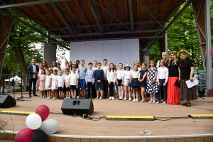 Zdjęcie: uczestnicy zajęć umuzykalniających występujący podczas Festiwalu Świętojańskiego