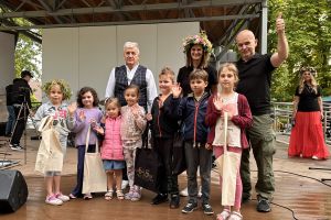 Zdjęcie: uczestnicy Festiwalu Świętojańskiego