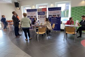 Zdjęcie: Osoby uczestniczące w Lokalnych Targach Pracy