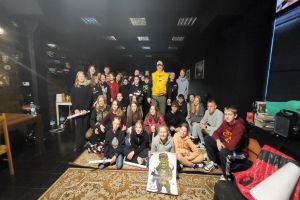 Zdjęcie: uczestnicy wycieczki podczas wizyty na strzelnicy