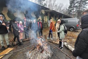 Zdjęcie: uczestnicy wycieczki przy ognisku