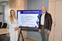 Zdjęcie: dyrektor Gminnego Centrum Informacji z Burmistrzem Mszczonowa w Klubie Rozwoju Cyfrowego