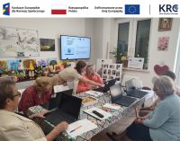 Zdjęcie: osoby starsze uczestniczące w szkoleniu z obsługi komputera w ramach Klubu Rozwoju Cyfrowego
