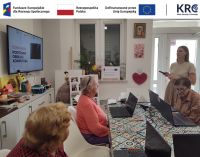 Zdjęcie: osoby starsze uczestniczące w szkoleniu z obsługi komputera w ramach Klubu Rozwoju Cyfrowego
