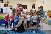 Zdjęcie: burmistrz Mszczonowa z przedszkola w nowej sali przedszkolnej