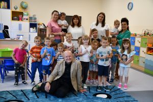 Zdjęcie: burmistrz Mszczonowa z przedszkola w nowej sali przedszkolnej