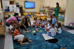 Zdjęcie: burmistrz Mszczonowa z przedszkola w nowej sali przedszkolnej