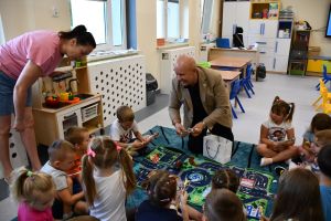 Zdjęcie: burmistrz Mszczonowa z przedszkola w nowej sali przedszkolnej