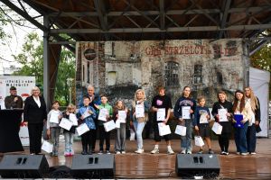 Zdjęcie: osoby nagrodzone w konkursie fotograficznym