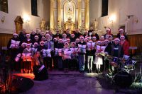 Zdjęcie: Uczestnicy koncertu świątecznego na tle ołtarza w kościele