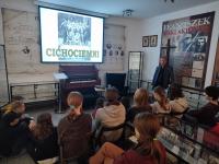 Zdjęcie: uczniowie oglądajacy film podczas wizyty w Izbie Pamięci Rodziny Maklakiewiczów
