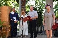 Zdjęcie: osoby występujące na scenie amfiteatru podczas Festiwalu Świętojańskiego