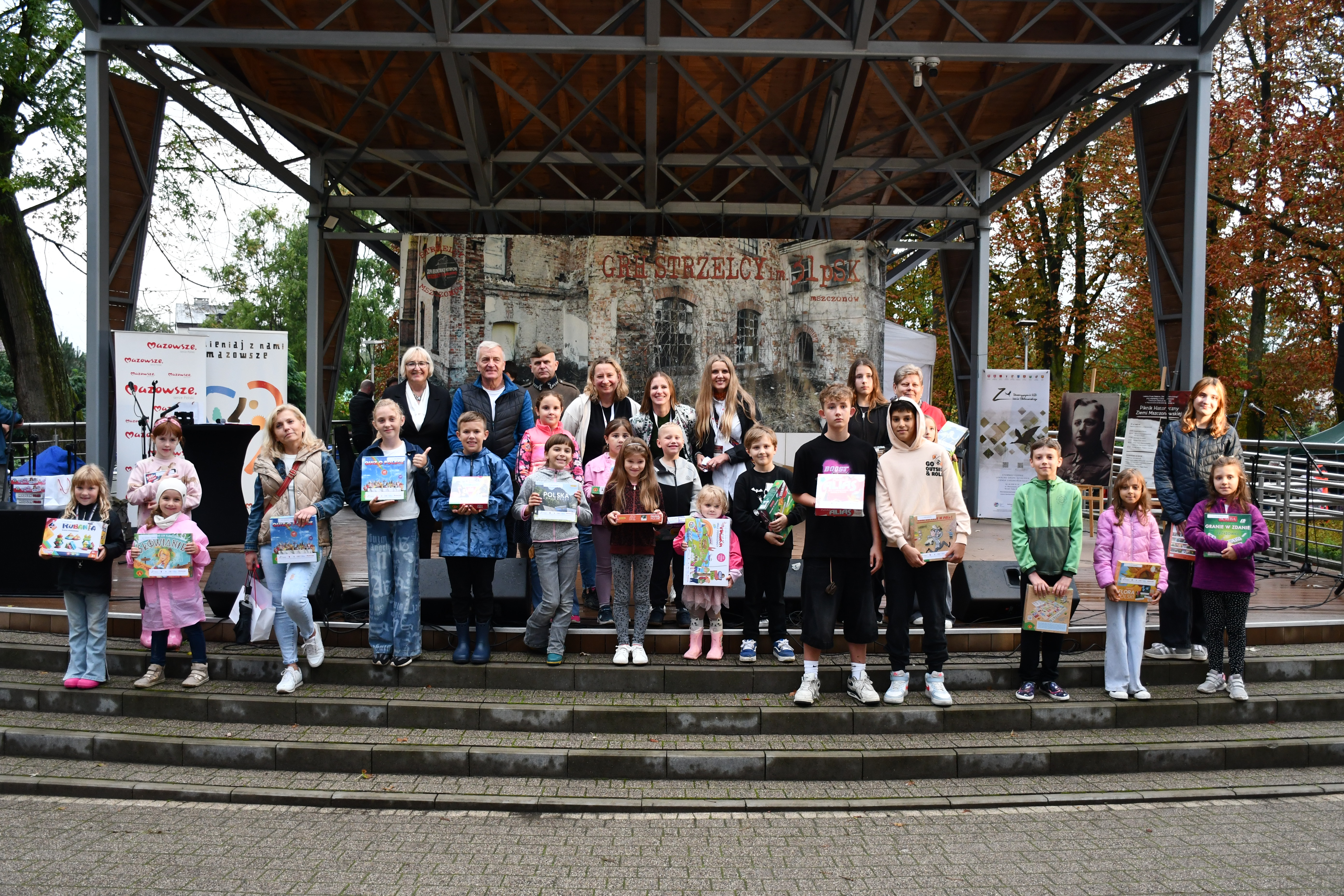 Zdjęcie: osoby uczestniczące w Pikniki Historycznym Ziemi Mszczonowskiej